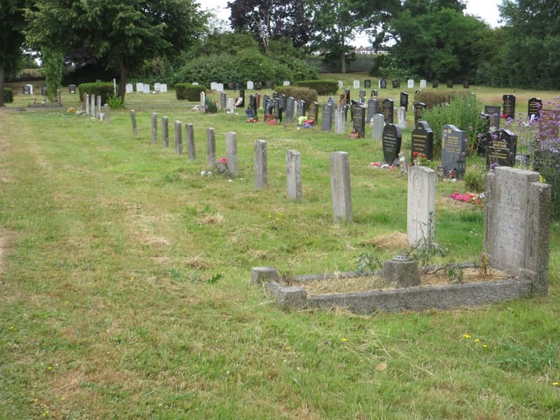 Roding Lane North Cemetery — photo 1