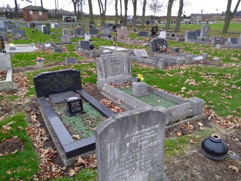 Warsop Cemetery — photo 2