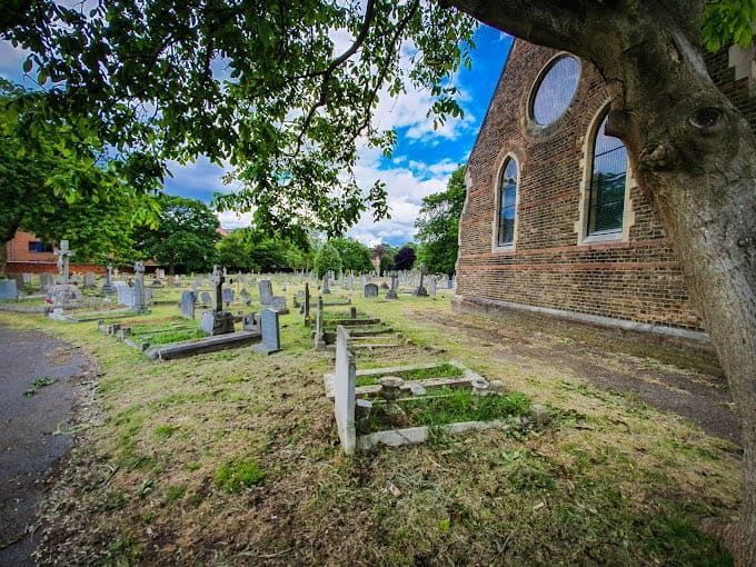 Isleworth Cemetery — photo 2
