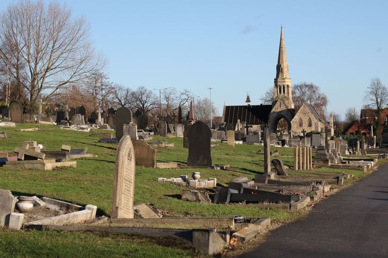Hyde Park Cemetery — photo 1