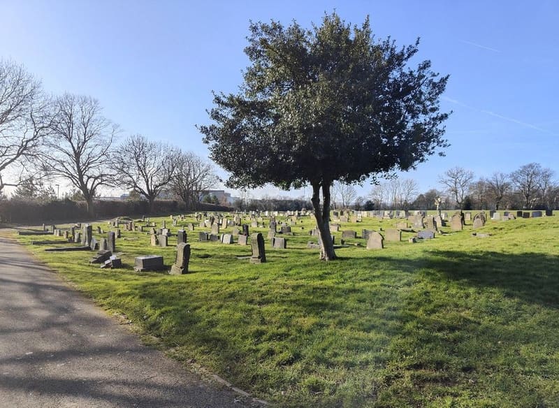 Hoyland Cemetery — photo 3