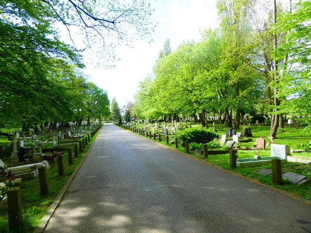 Greenford Park Cemetery — photo 1