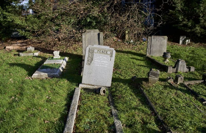 Eastcote Lane Cemetery — photo 2